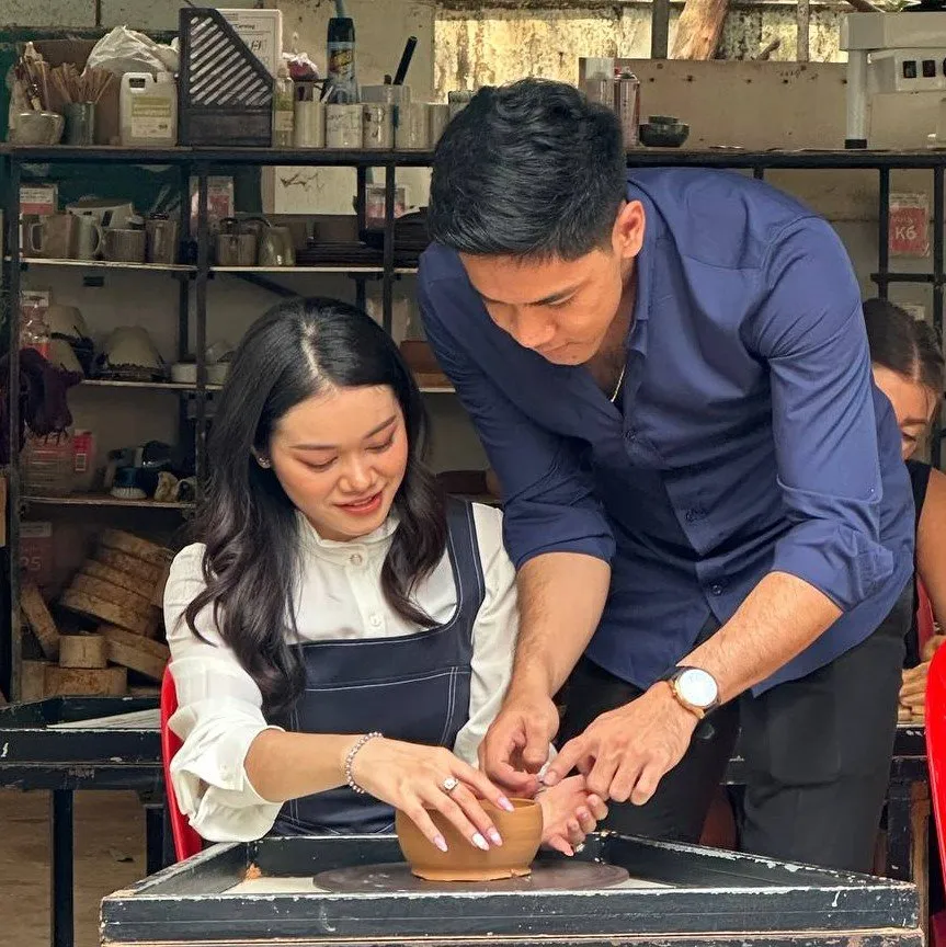 couple making pottery class